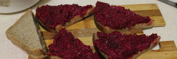 бутерброды со свекольно-селедочной намазкой