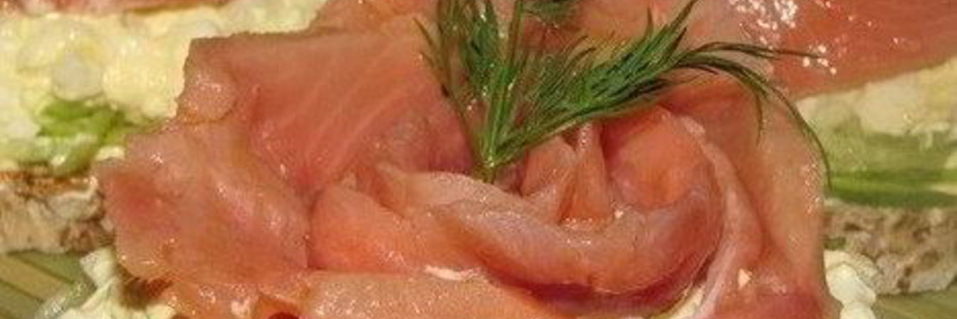 Бутерброды со свежим огурцом и горбушей