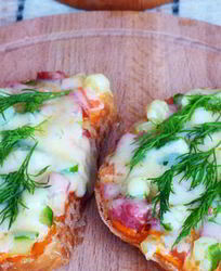 Бутерброды с колбасой