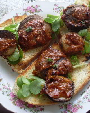 Горячие бутерброды из домашнего хлеба с грибами