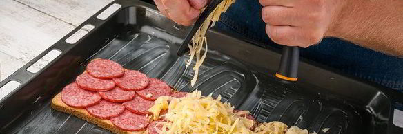 горячие бутерброды с колбасой и сыром