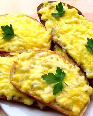 Горячие бутерброды с плавленным сыром и чесноком