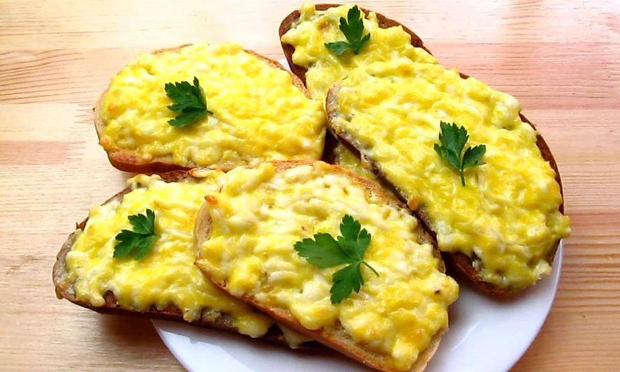 Рецепт горячих бутербродов с плавленным сыром и чесноком