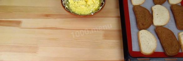 горячие бутерброды с плавленным сыром и чесноком