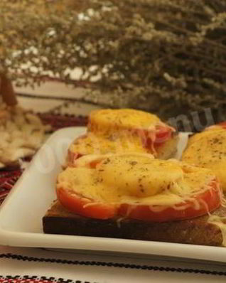Горячие бутерброды с помидорами и сыром в духовке
