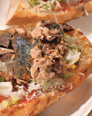 Горячие бутерброды с рыбными консервами