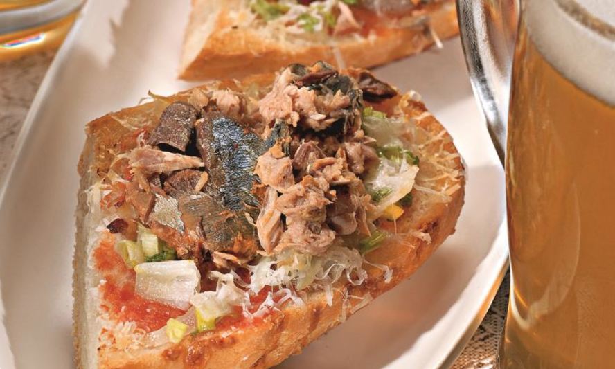 Рецепт горячих бутербродов с рыбными консервами