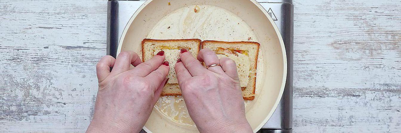 Горячие бутерброды с сыром на сковороде