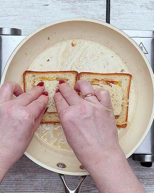 Горячие бутерброды с сыром на сковороде