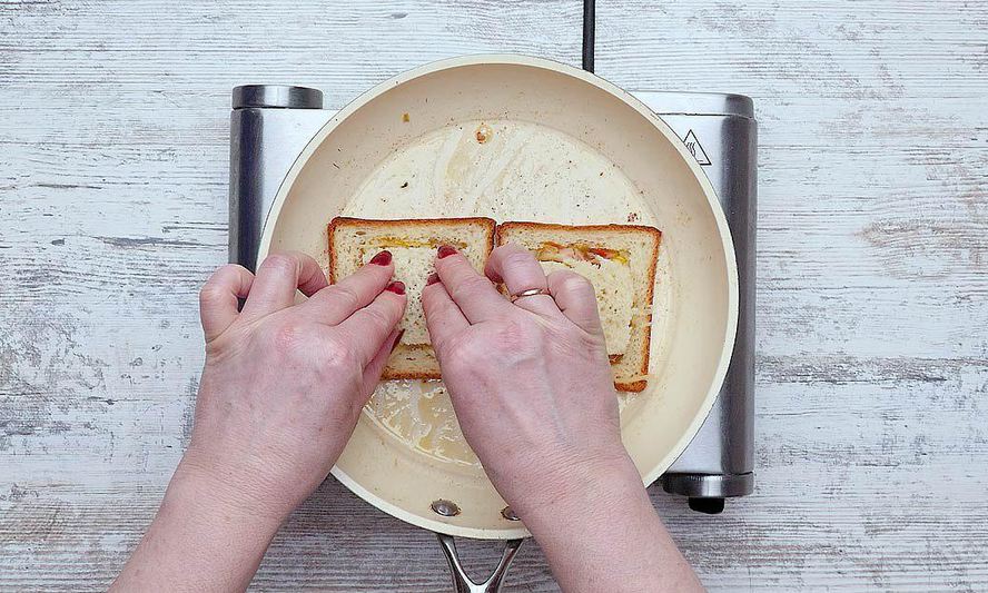 Рецепт горячих бутербродов с сыром на сковороде