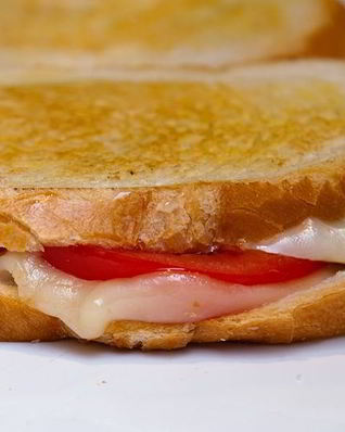 Горячий бутерброд на сковороде