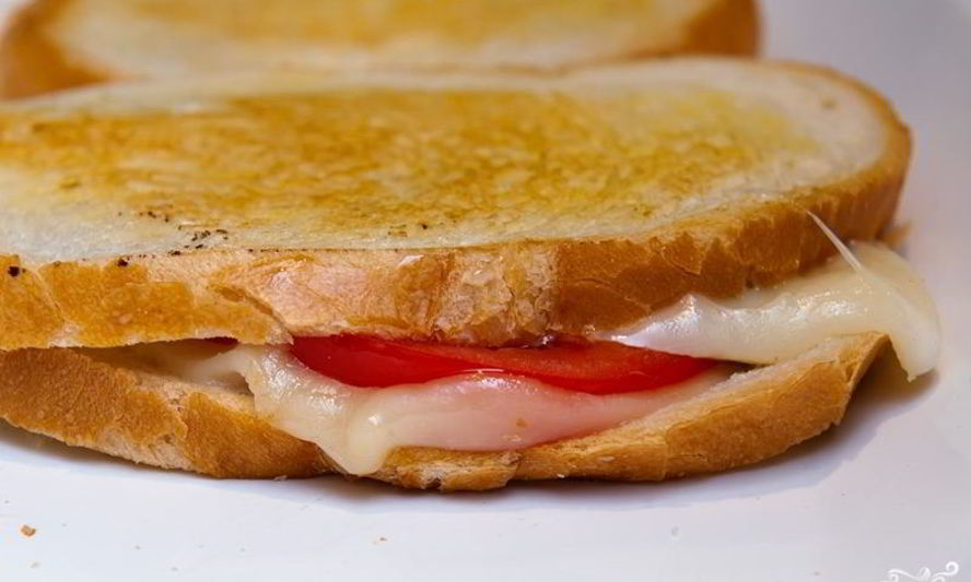 Рецепт горячего бутерброда на сковороде