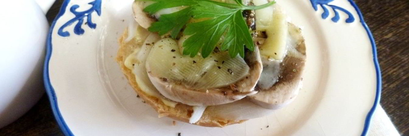 Горячий бутерброд с шампиньонами