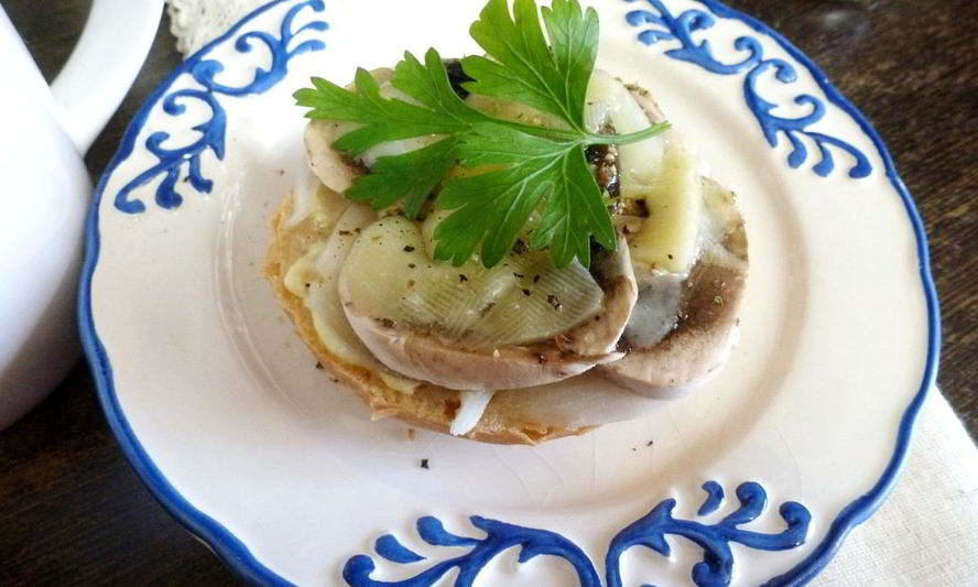 Рецепт горячего бутерброда с шампиньонами