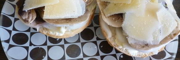 горячий бутерброд с шампиньонами