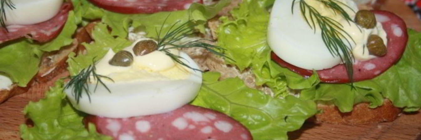 Колбасные бутерброды с яйцами и каперсами к завтраку