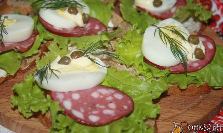 Рецепт колбасных бутербродов с яйцами и каперсами к завтраку