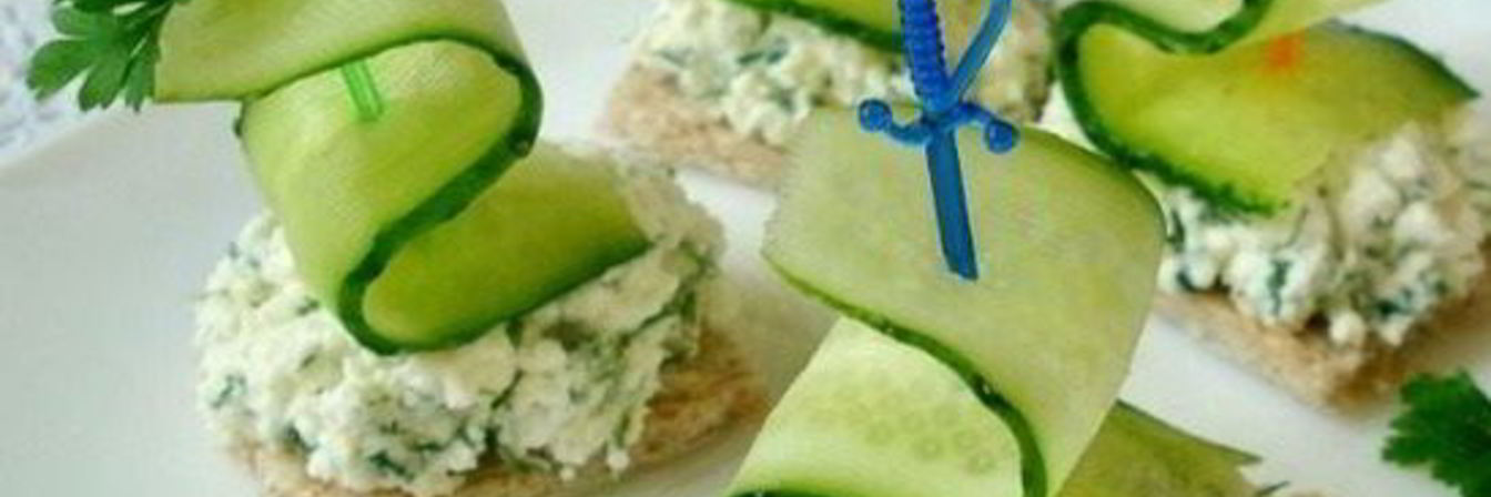 Маленькие бутерброды на шпажках