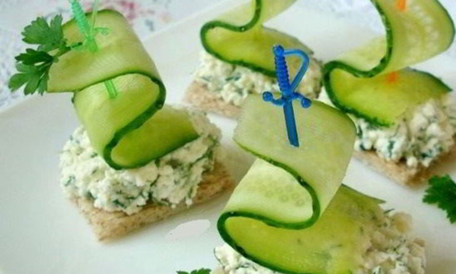 Рецепт маленьких бутербродов на шпажках