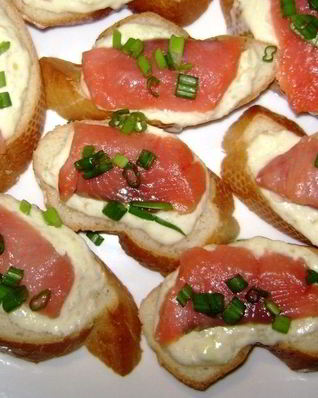 Маленькие бутерброды с красной рыбой