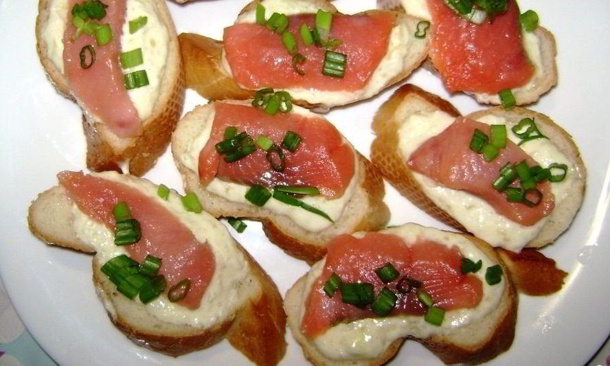 Рецепт маленьких бутербродов с красной рыбой