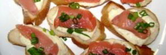 маленькие бутерброды с красной рыбой