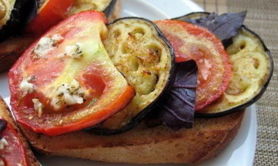 Рецепт острого бутерброда с обжаренным баклажаном и помидором
