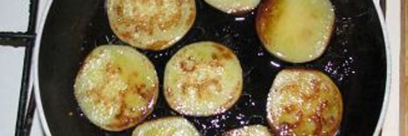 острый бутерброд с обжаренным баклажаном и помидором