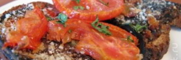 острый бутерброд с обжаренным баклажаном и помидором