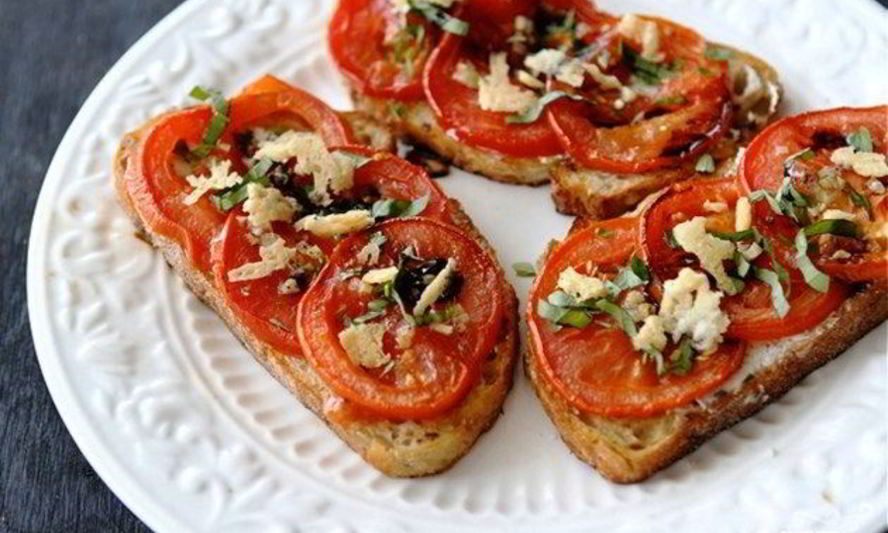 Рецепт открытого бутерброда с запеченными помидорами, сыром и бальзамическим уксусом