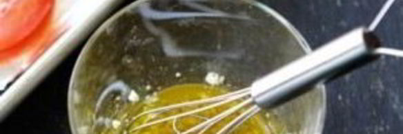 открытый бутерброд с запеченными помидорами, сыром и бальзамическим уксусом