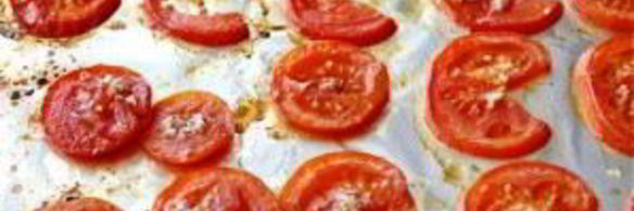 открытый бутерброд с запеченными помидорами, сыром и бальзамическим уксусом