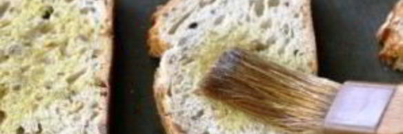 открытый бутерброд с запеченными помидорами, сыром и бальзамическим уксусом