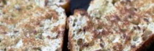 открытый бутерброд с запеченными помидорами, сыром и бальзамическим уксусом