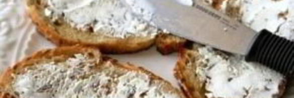 открытый бутерброд с запеченными помидорами, сыром и бальзамическим уксусом