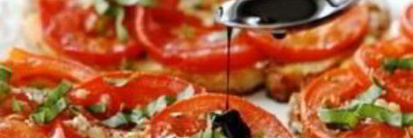 открытый бутерброд с запеченными помидорами, сыром и бальзамическим уксусом