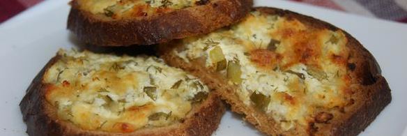 творожные бутерброды с огурцом и зеленью