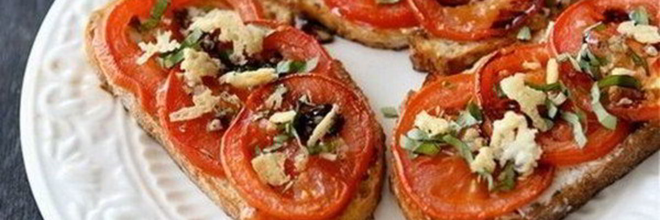 Закусочные бутерброды с помидорами и пармезаном