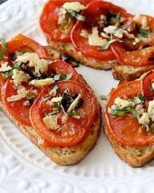 Закусочные бутерброды с помидорами и пармезаном