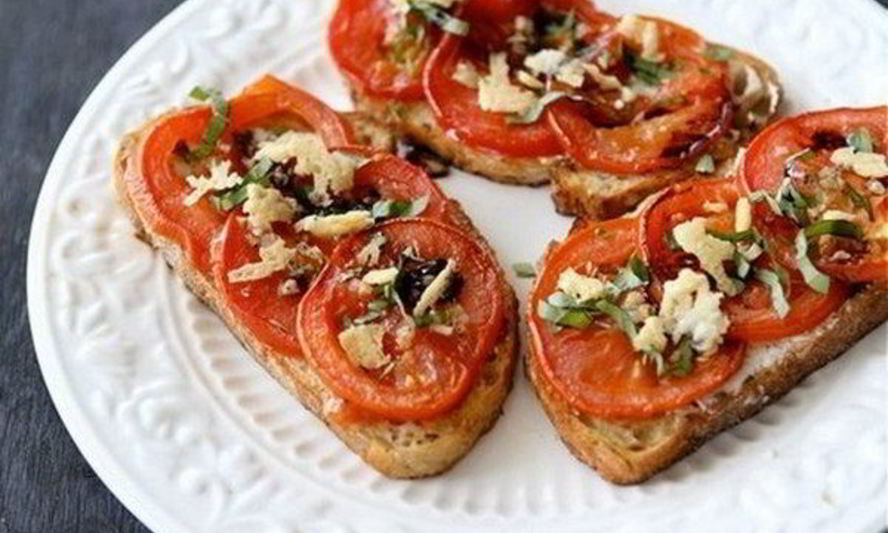 Рецепт закусочных бутербродов с помидорами и пармезаном
