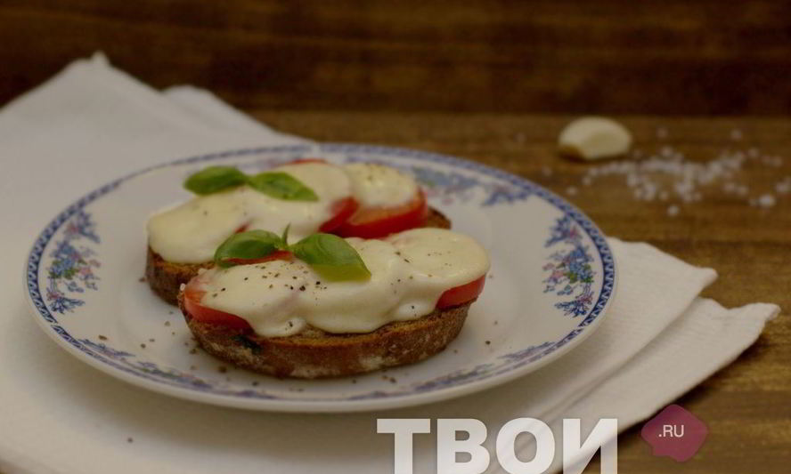 Рецепт запеченного бутерброда с помидором и моцареллой