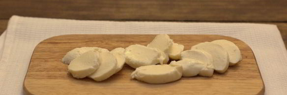 запеченный бутерброд с помидором и моцареллой