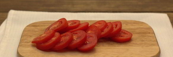 запеченный бутерброд с помидором и моцареллой