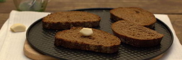 запеченный бутерброд с помидором и моцареллой