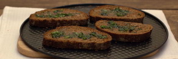 запеченный бутерброд с помидором и моцареллой