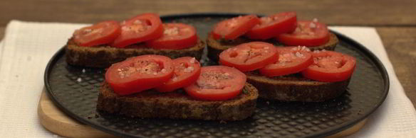запеченный бутерброд с помидором и моцареллой