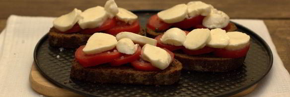 запеченный бутерброд с помидором и моцареллой