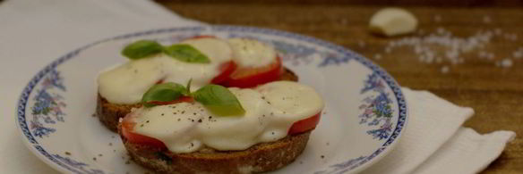 запеченный бутерброд с помидором и моцареллой