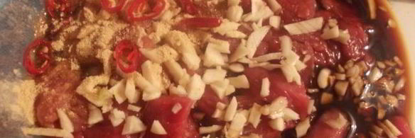 говядина, маринованная в соевом соусе с имбирем чесноком и чили