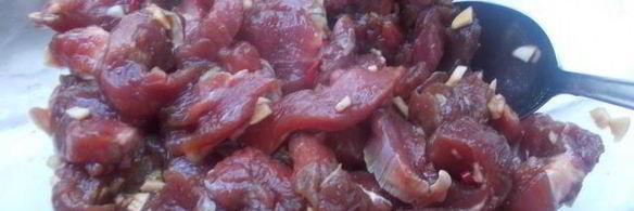 говядина, маринованная в соевом соусе с имбирем чесноком и чили